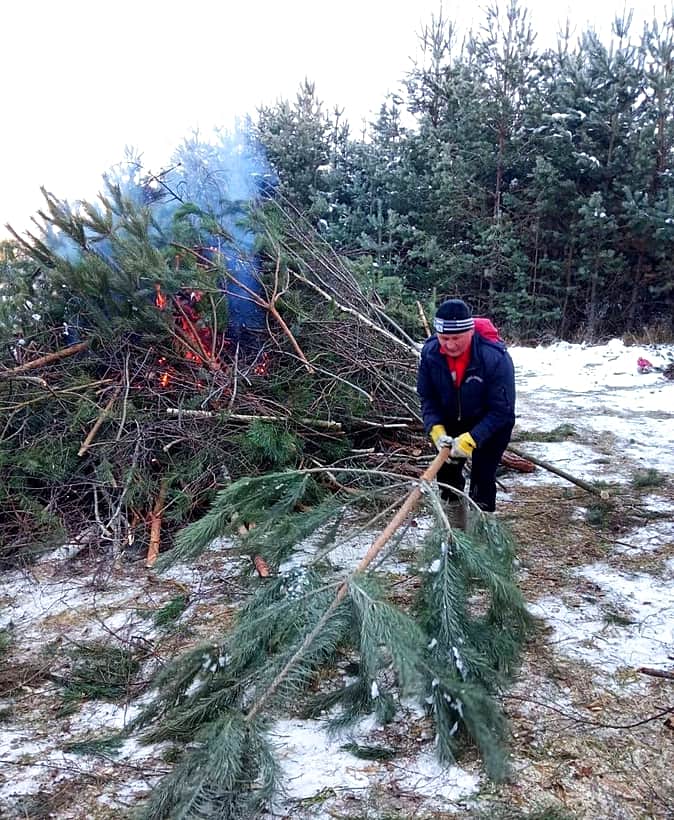 В деревне Туруново прошел трудовой день по очистке мест захоронений!