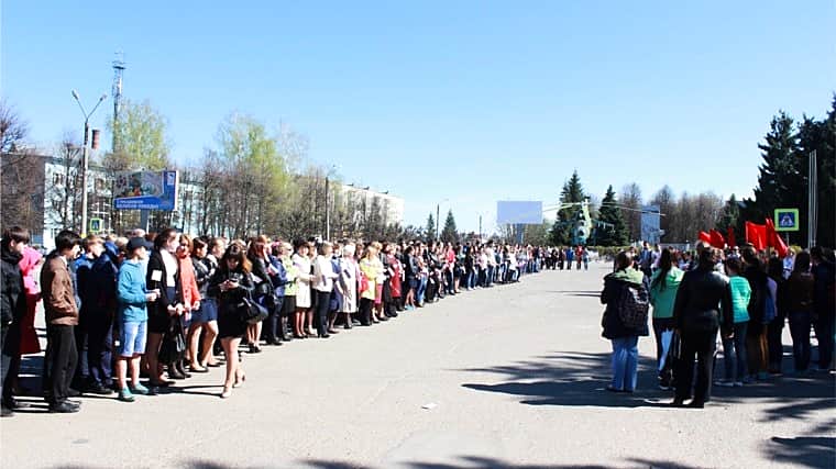 Участники флешмоба в городе Канаш исполнили песню "День Победы".