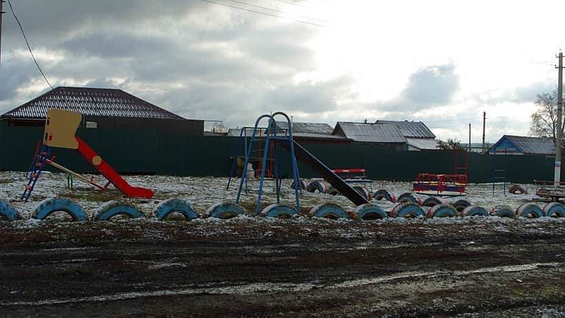 На улице Ленина д. Малые Бикшихи установили "Детский игровой комплекс".