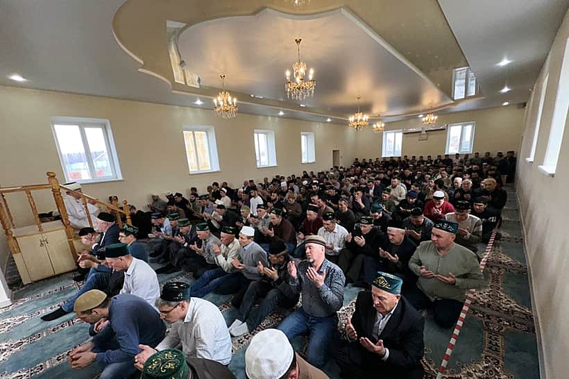 Мусульмане отмечают Ураза Байрам, праздник окончания священного месяца Рамадан.