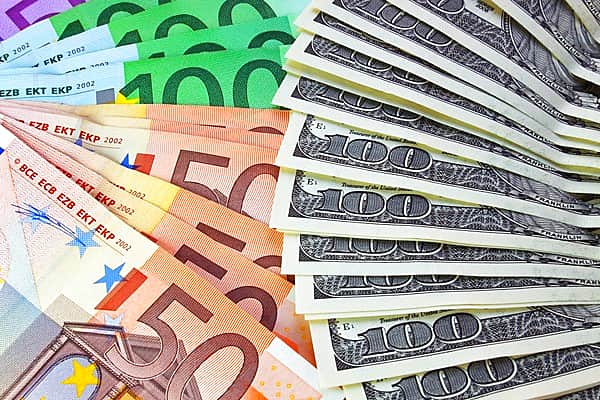 ЦБ установил курсы доллара и евро на новогодние праздники.