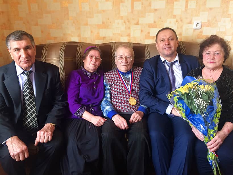 Ветеран администрации Канашского района Я.В. Васильев принимает поздравления в связи с 80-летием со дня рождения.