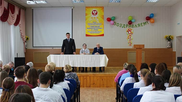 Виталий Михайлов с рабочим визитом посетил в городе Канаш филиал «Чебоксарского медицинского колледжа» и Пенсионный Фонд РФ.