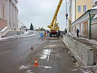 Вниманию водителей: рядом с мужским монастырем в Чебоксарах установлены колесоотбои (фото №1).