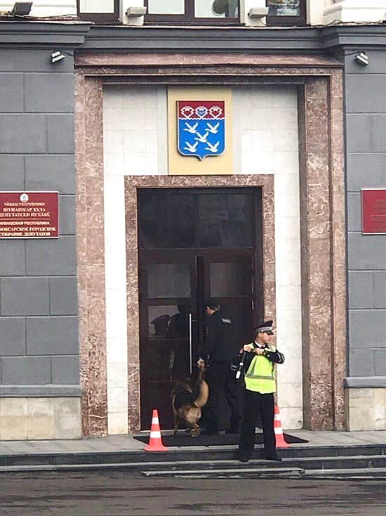 Волна звонков о заминированных общественных зданиях докатилась и до столицы Чувашии.