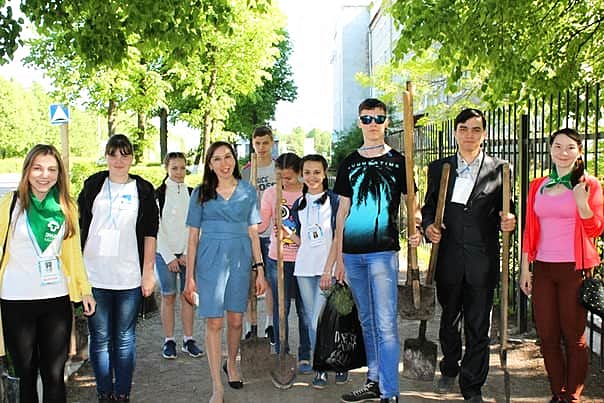 Волонтёры города Канаш осуществляют уход за посаженными деревьями.