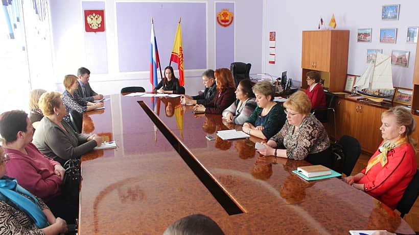 Вопрос употребления спиртосодержащих жидкостей населением города обсудили в администрации города Канаша.