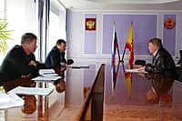 Вопросы личного характера обсудили жители г. Канаш с главой администрации Владиславом Софроновым (фото №10).