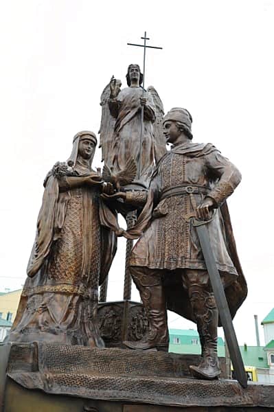 Во Всероссийский день семьи, любви и верности в Чебоксарах открыли памятник святым благоверным Петру и Февронии Муромским.