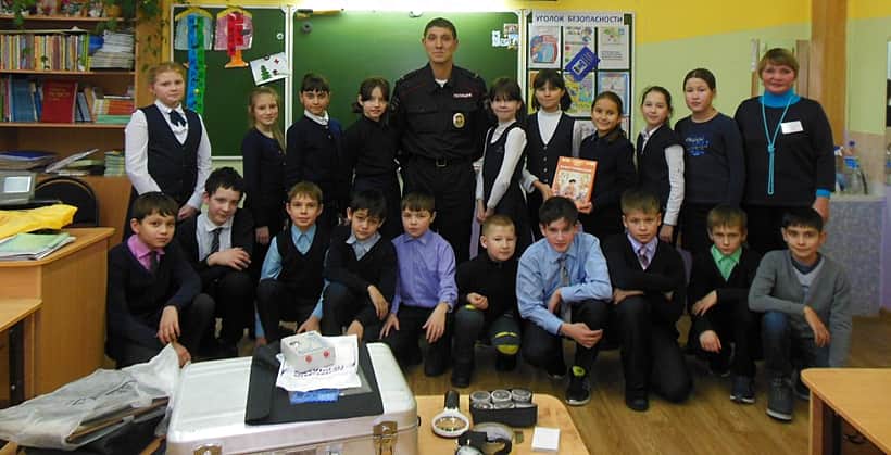 Встреча канашских школьников с человеком редкой профессии состоялась в библиотеке семейного чтения города Канаш.