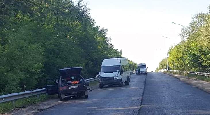 На выезде из Чебоксар столкнулись маршрутка и «девятка». Погиб пассажир «девятки».