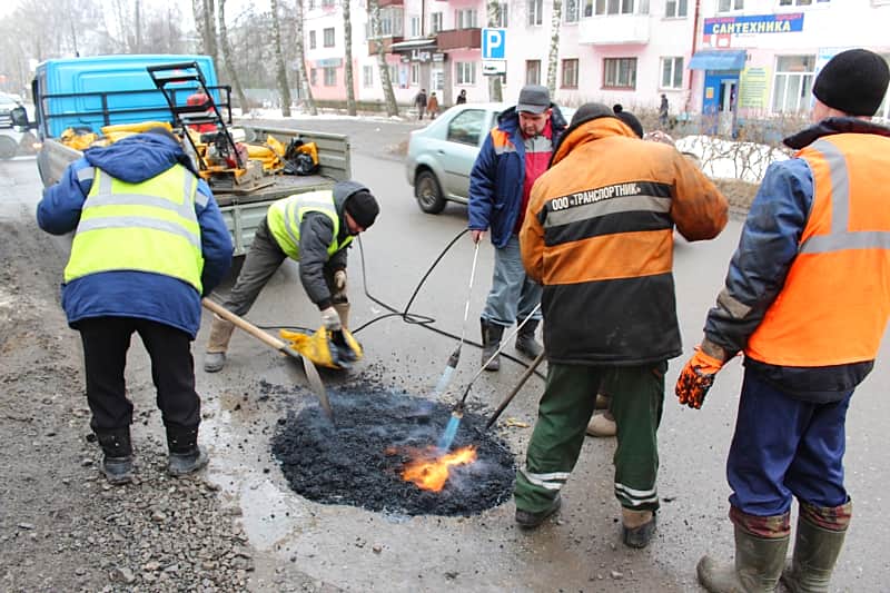 Ямочный ремонт автодорог в городе Канаш проходит с использованием специальных технологий.