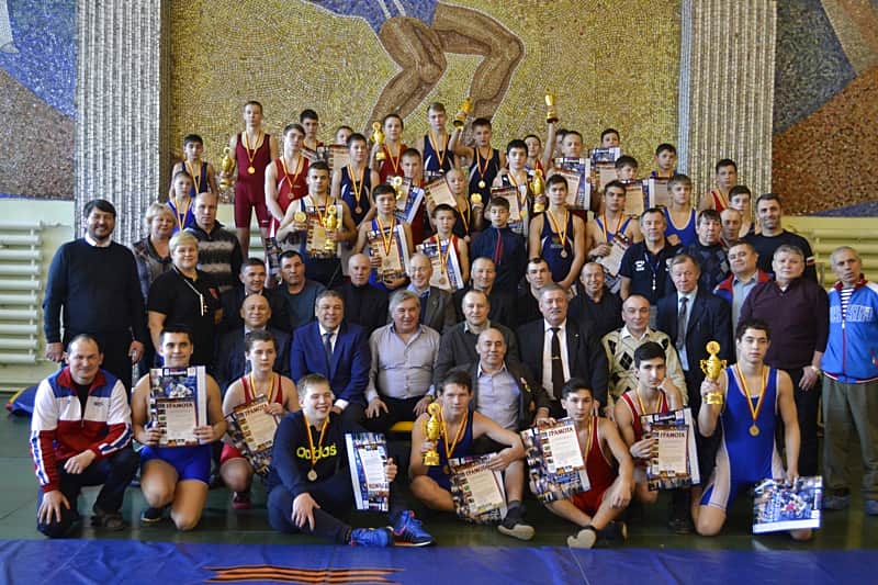 Юные борцы порадовали именитого земляка в день его рождения победами и призовыми подиумами республиканского турнира.