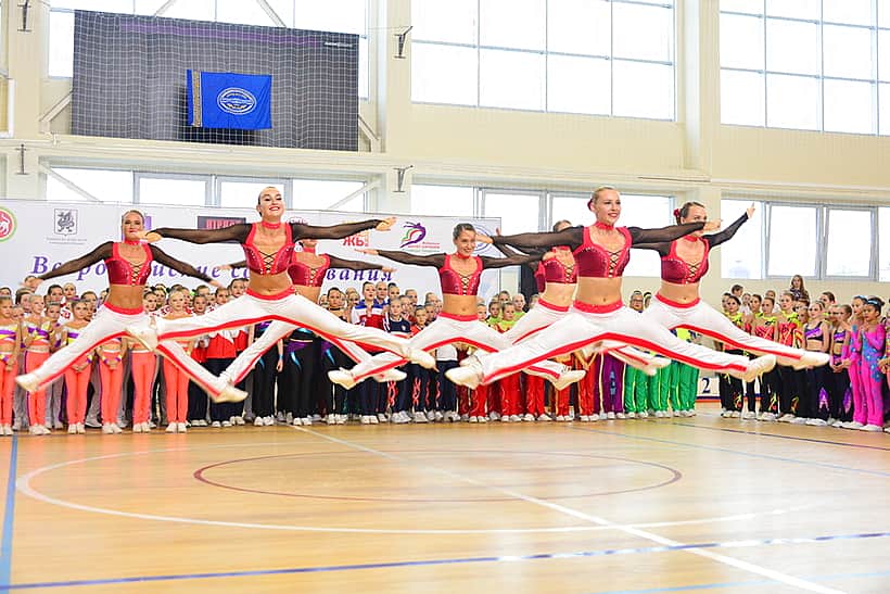Юные представители фитнес-аэробики города Канаша успешно выступили в дебютных для себя соревнованиях.