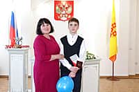 Торжественное вручение паспортов граждан РФ прошло в Канашском отделе ЗАГС (фото №5).