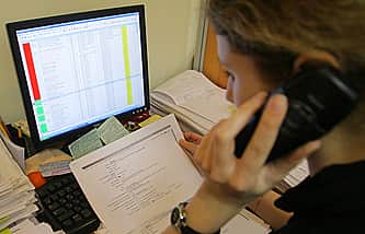 Закон, который, в частности, запрещает коллекторам причинять должнику вред, применять физическую силу и угрожать, вступает в силу 1 января.