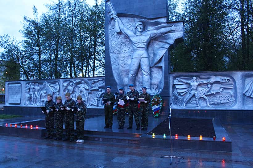 К акции «Зажги свечу памяти» присоединились накануне жители и гости города Канаша.