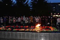 К акции «Зажги свечу памяти» присоединились накануне жители и гости города Канаша (фото №4).