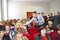 Женщинам администрации Канашского района в честь 8 Марта - сюрпризы от коллег-мужчин (фото №1).