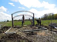 Жители села Ямашево благоустраивают кладбище (фото №1).