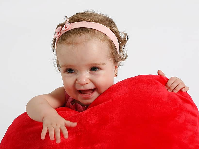 Жителю г. Чебоксары, усыновившему ребенка, назначено единовременное денежное пособие в размере 300000 рублей.