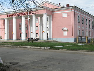 пр‑т Ленина, 28 = ул. К. Маркса, 13 (г. Канаш) -​ административно-бытовое здание.