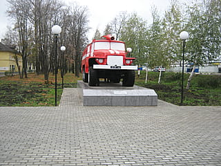 Памятник пожарному автомобилю АЦ-40(375)Н -​ ул. Пушкина (г. Канаш).
