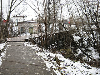 Пешеходный мост через ручей -​ пер. Больничный, 1 (г. Канаш).