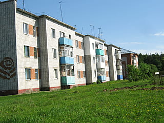 ул. ПМС‑205, 3 (д. Ямурза) -​ многоквартирный жилой дом.