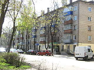 ул. Разина, 10 = пр‑т Ленина, 21 (г. Канаш) -​ многоквартирный жилой дом.