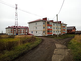 ул. Придорожная, 15 (д. Малые Бикшихи) -​ многоквартирный жилой дом.