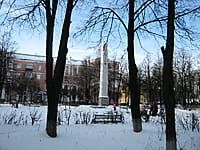 Сквер воинов-вагоноремонтников, павших в годы Великой Отечественной войны. 25 декабря 2013 (ср).